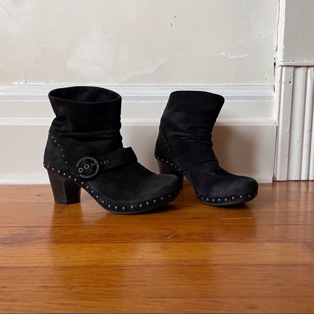 🖤🔥 Dansko Little black suede slouch clog booties!